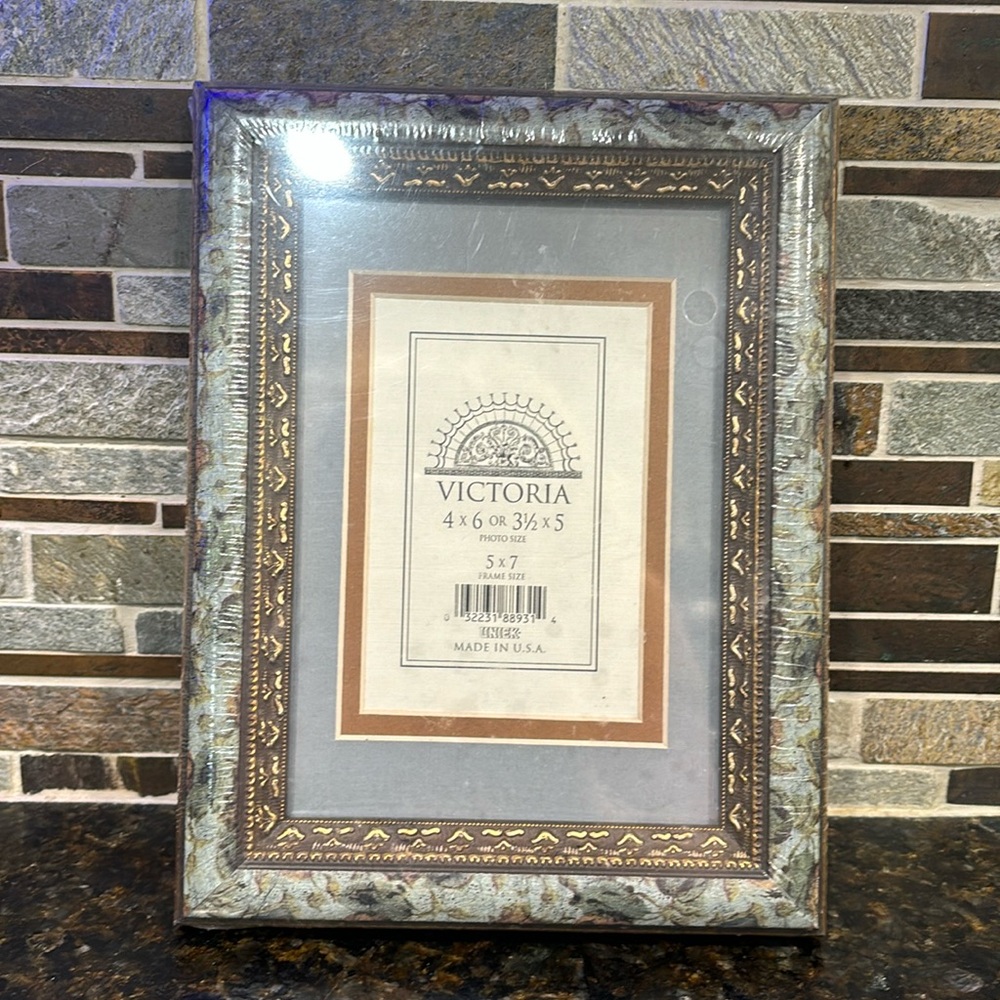 5x7 Picture Frame for 4x6 or 3.5x5 Photos.